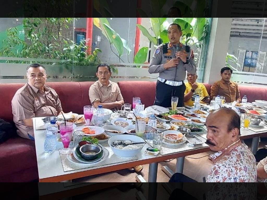 Makan Siang Bersama Dirlantas Polda Sumbar dan PWI Sumbar Pererat Sinergi di Rumah Makan Sederhana