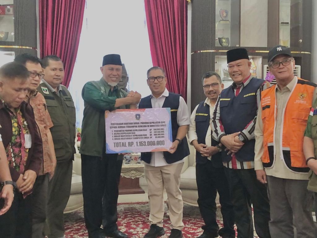 Diterima Gubernur Mahyeldi, Wagub Kepri Datang Bawa Bantuan Rp1,15 Miliar Untuk Korban Banjir Sumbar