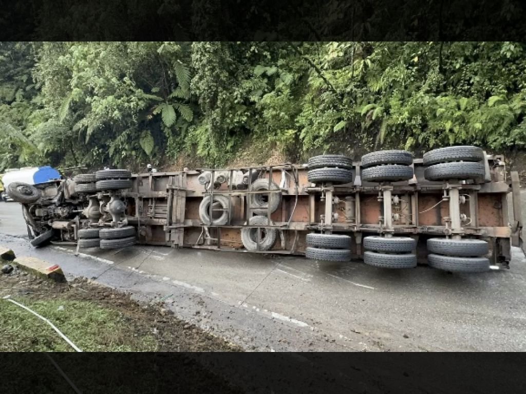 Truk Besar Terguling di Sitinjau Lauik, Jalur Padang"Solok Alami Antrean Panjang