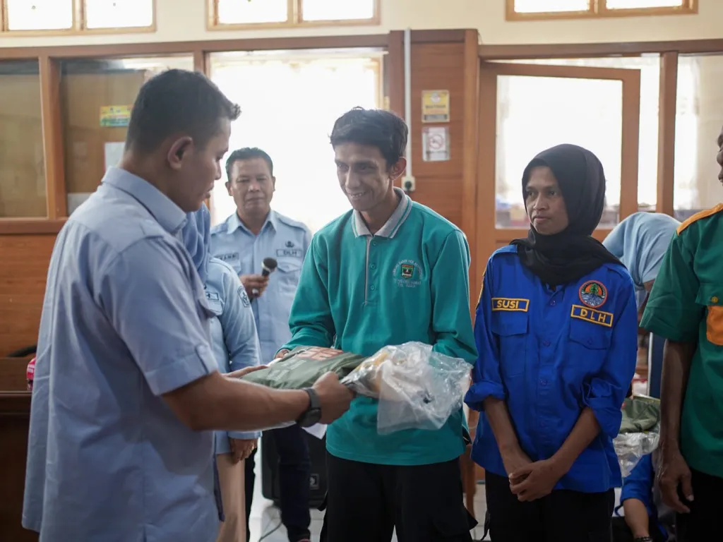 Bupati Solok serahkan APD kepada petugas pengelola sampah