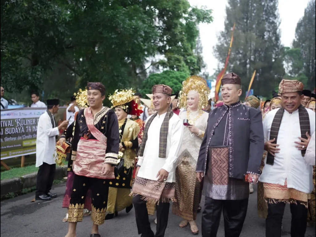 Tampilkan Kearifan Lokal, Pawai Budaya 74 Nagari dan Festival Kuliner Kabupaten Solok Sedot Perhatian Warga   