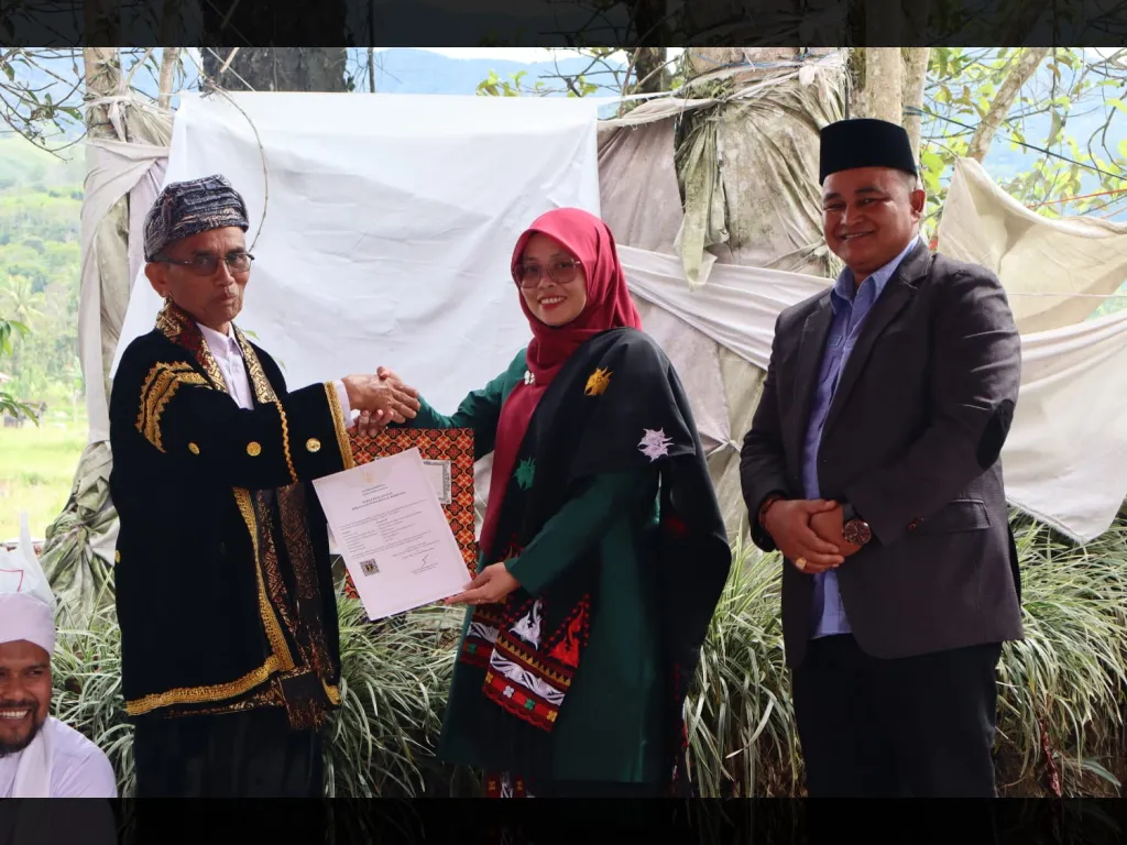 Terima Sertifikat, Plakat Panjang Nagari Surian Diakui Sebagai Kekayaan Intelektual Komunal  