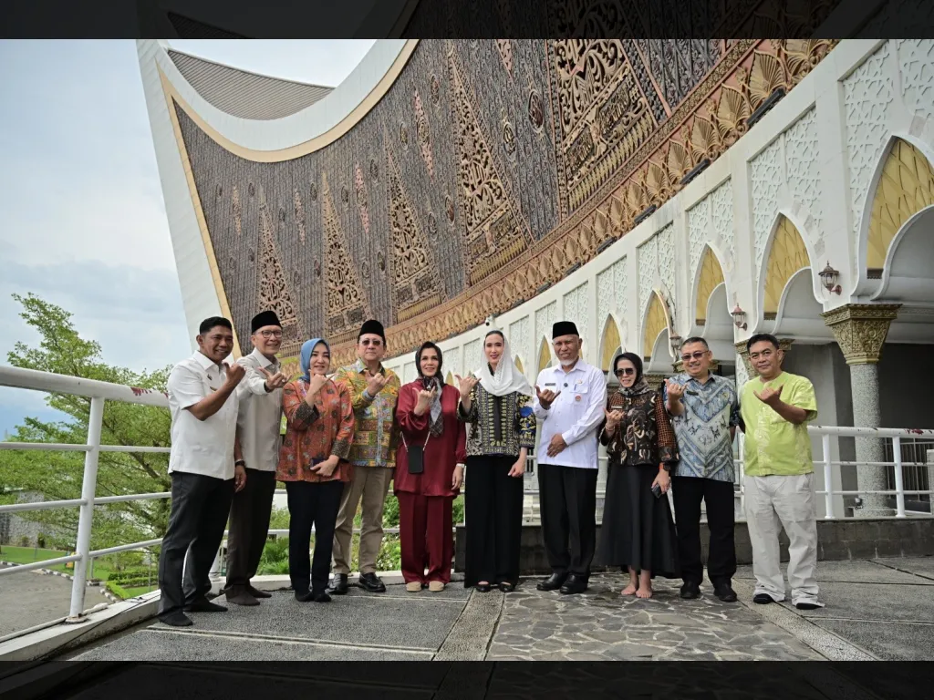 Dampingi Kunjungan Kerja Menteri Pariwisata, Mahyeldi Bahas Pengembangan Pariwisata dan Bandara Mentawai