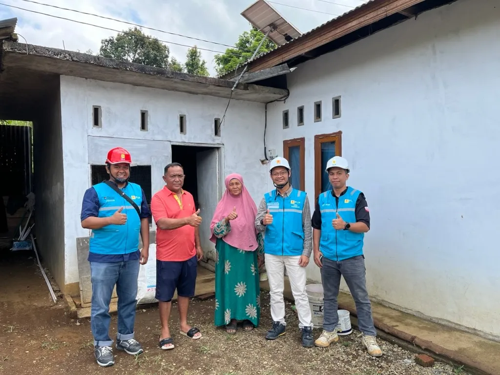 PLN Nyalakan Listrik di Pelosok Tanah Datar, 15 KK Tanjung Modang Akhirnya Nikmati Terang