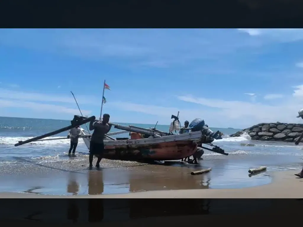 Pertalite Langka di Padang, Nelayan Pantai Purus Terpaksa Beli BBM Lebih Mahal untuk Tetap Melaut