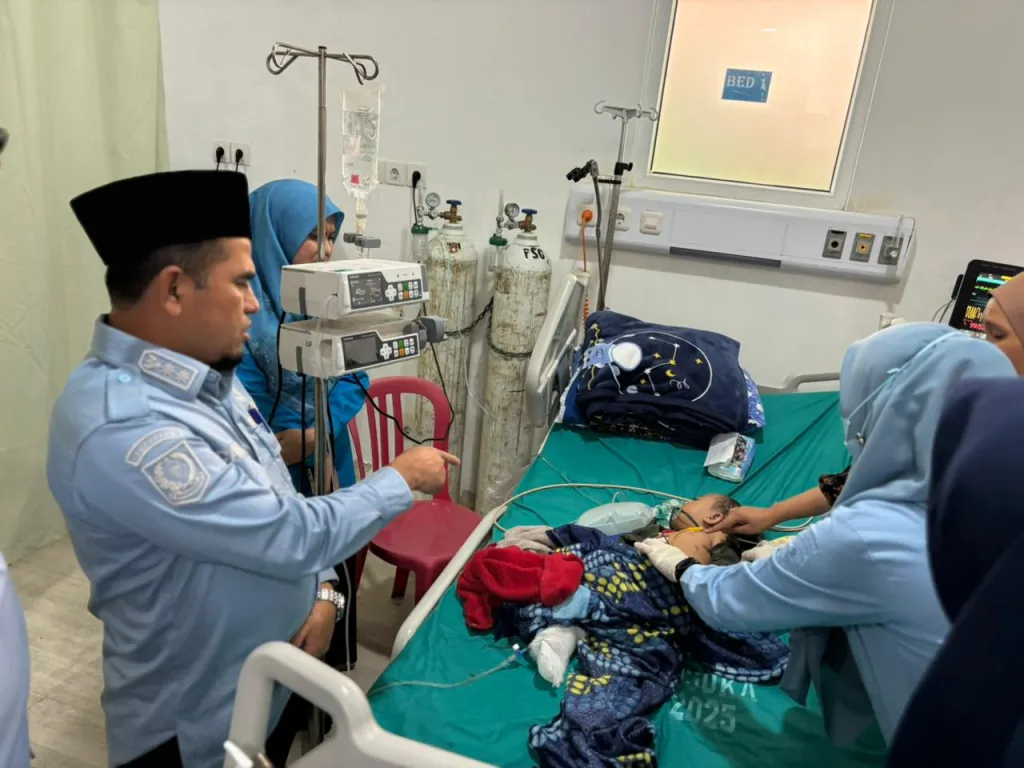 Terbaring di RSUD Arosuka, Balita Korban Penganiayaan Ayah Tiri Memantik Empati Wabup Candra