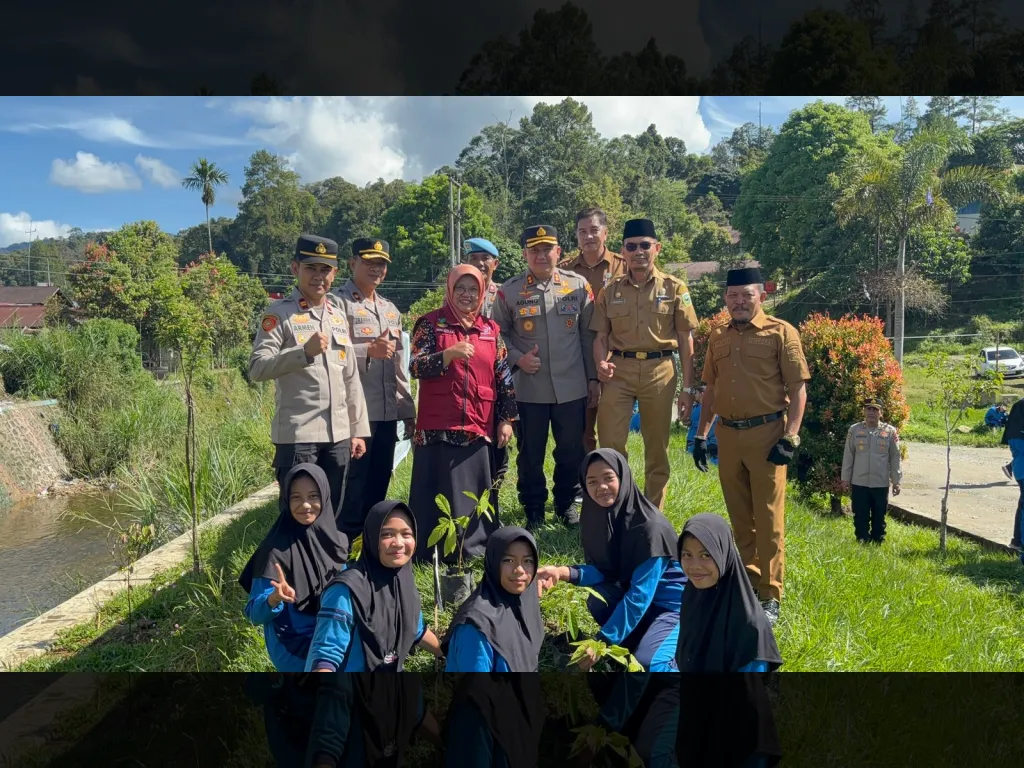 Peringatan Hardiknas, Kapolres Solok Tanam 50 Batang Pohon Pokat di SRMP Lubuk Selasih