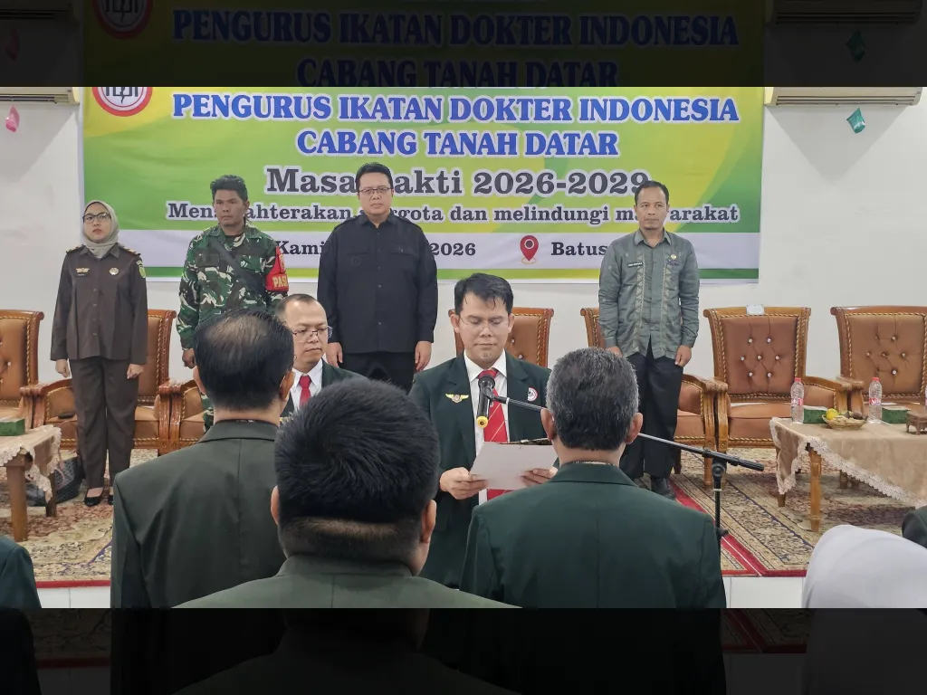 Dihadapan Wabup Ahmad Fadly, IDI Tanah Datar Dilantik dengan Harapan Peningatan Layanan Kesehatan }