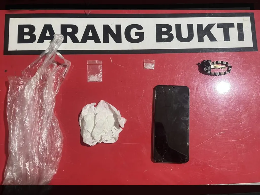 Ketahuan Simpan Sabu, Petugas Satresnarkoba Polres Solok Ciduk Tersangka Narkoba di Cupak }