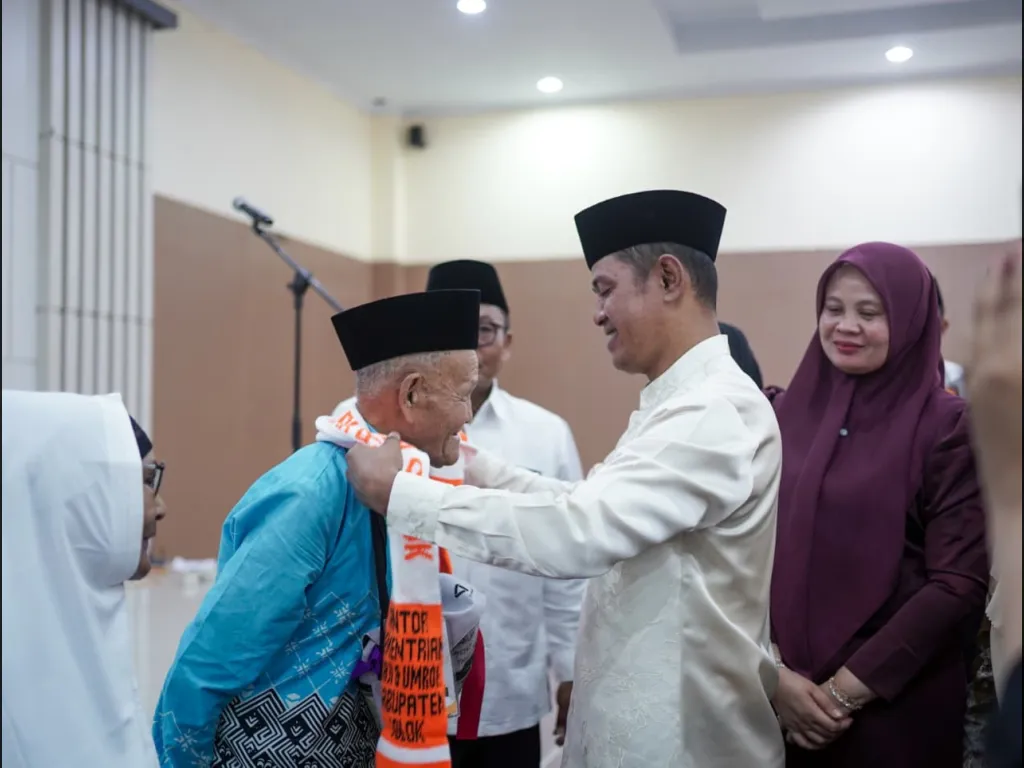 Pelepasan 198 jemaah haji ditandai dengan pemasangan syal syal secara simbolis kepada jamaah tertua dan termuda oleh , Bupati Solok Jon Firman Pandu, Sabtu (2/5) di Koto Baru.