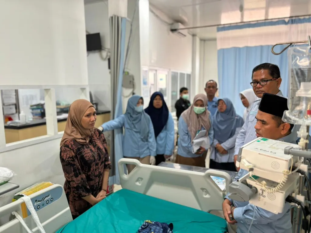 Bocah Sherlyn yang menjadi korban penganiayaan ayah tiri di jenguk Wabup Candra di RSUD Arosuka