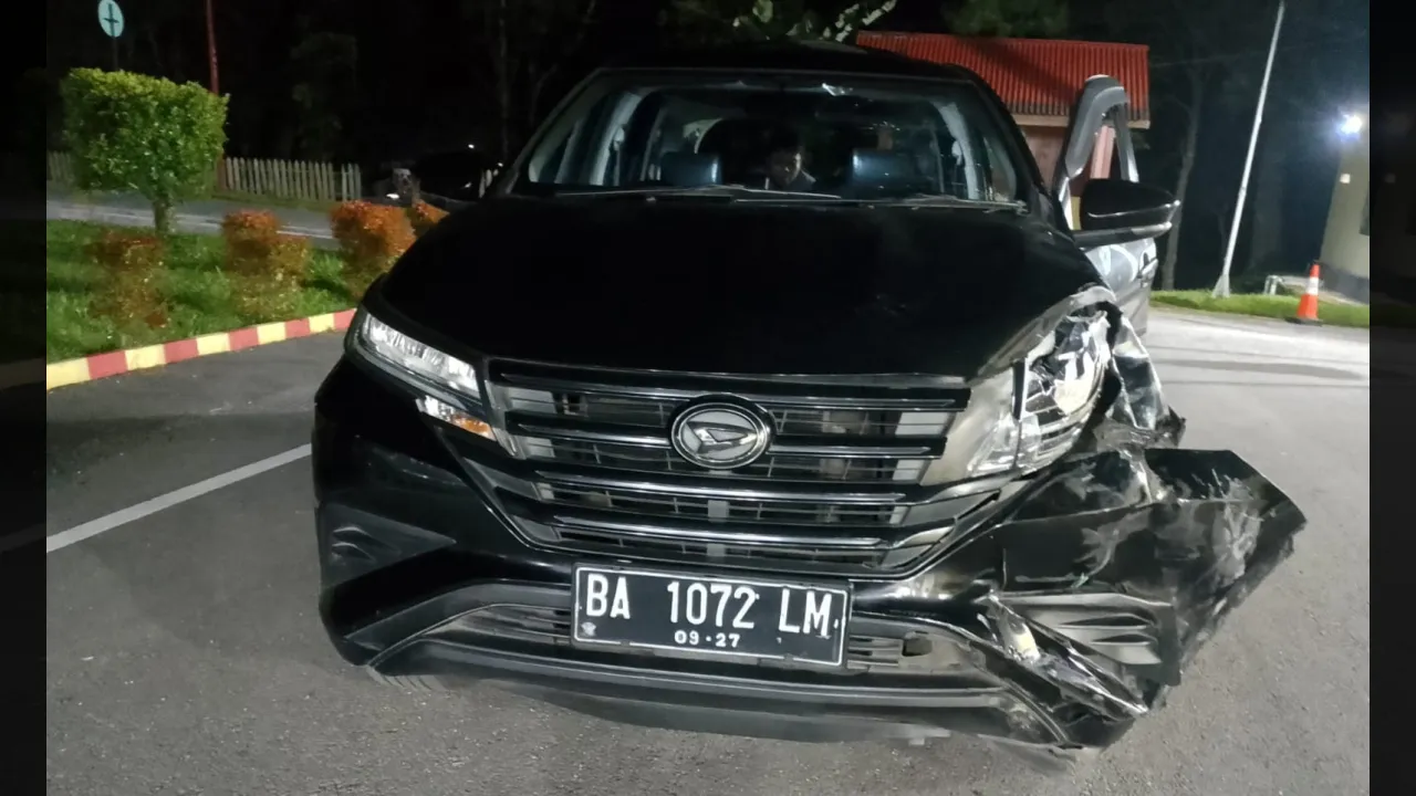 Mobil Daihatsu yang dibawa tersangka alami kecelakaan