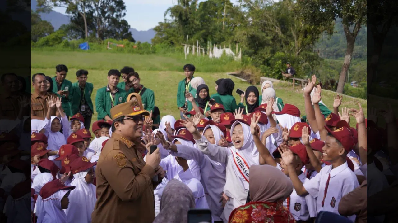 Wabup Tanah Datar Ahmad Fadly meemberi motivasi pelajar SDN 09 Panyalaian