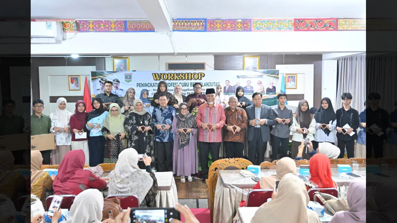 Gubernur Mahyeldi saat  membuka Workshop Peningkatan Profesi Guru Berkelanjutan