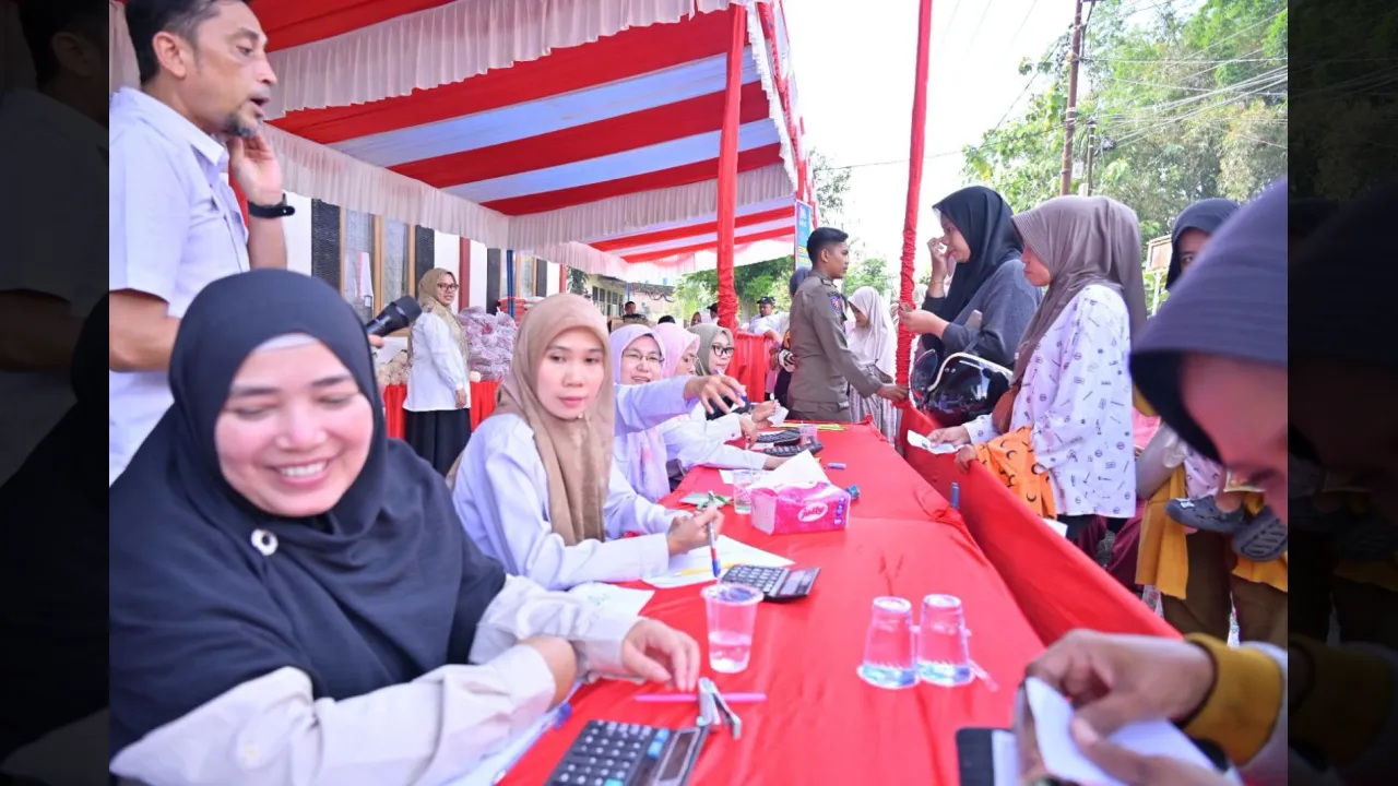 Suasana transaksi gerakan pangan murah di kantor Camat Payakumbuh Barat