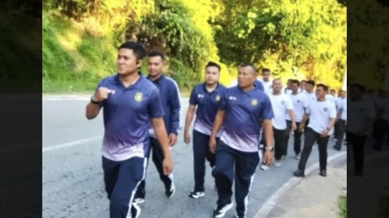 72 Security KAI Divre II Sumbar Jalan Kaki 8 Kilometer