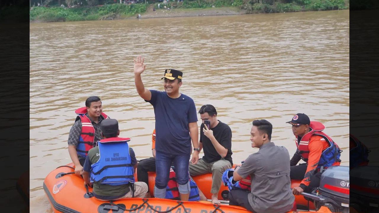 Wagub Sumbar Vasko Ruseimy diatas sampan menyapa penonton
