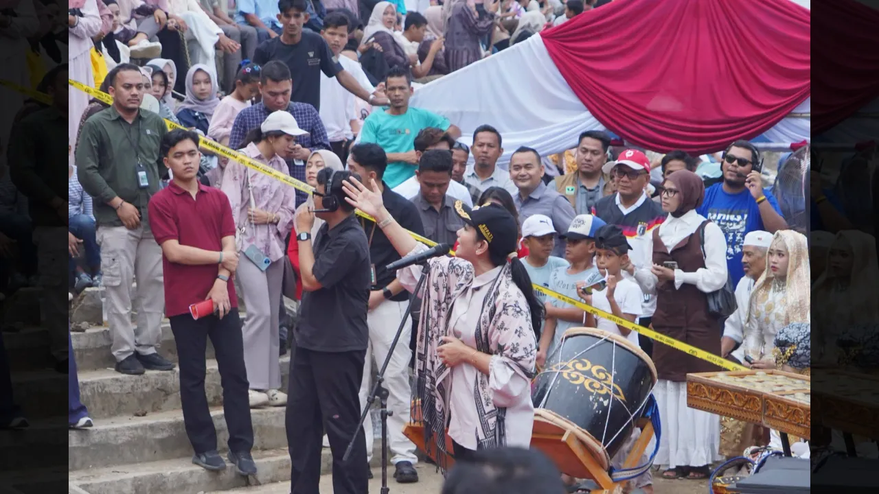 Bupati Annisa diantara riuh penonton saksikan selaju sampan badunsanak