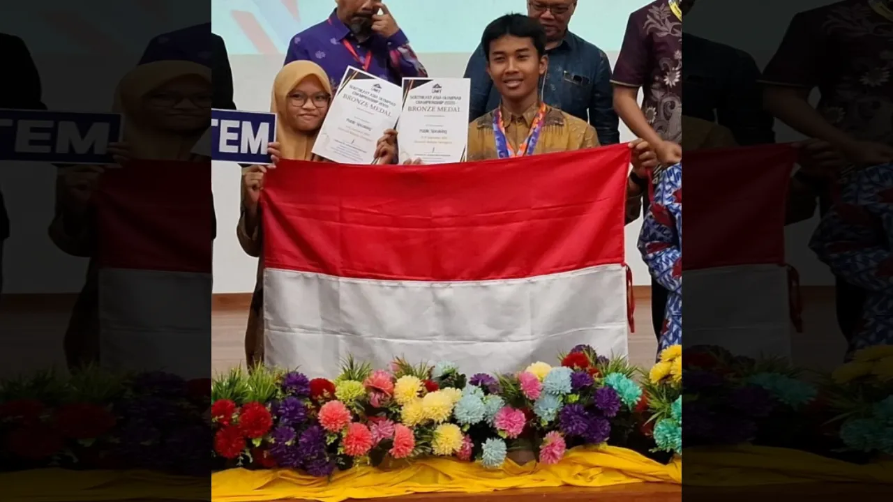 Bawa Budaya Solok ke Panggung Asia Tenggara, Siswi MAN 2 Solok Sabet Bronze Medal di Malaysia}