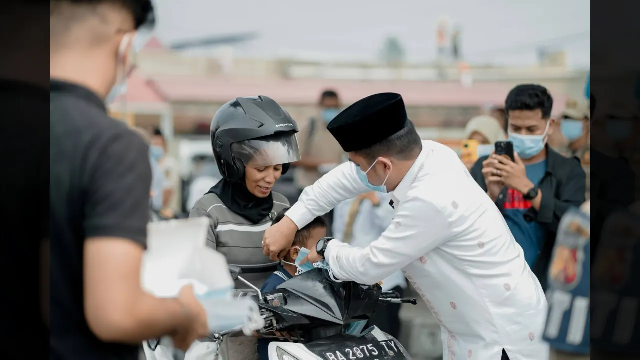 Udara Memburuk, Wali Kota Solok Turun ke Jalan Bagikan 25 Ribu Masker Penangkal Jerebu