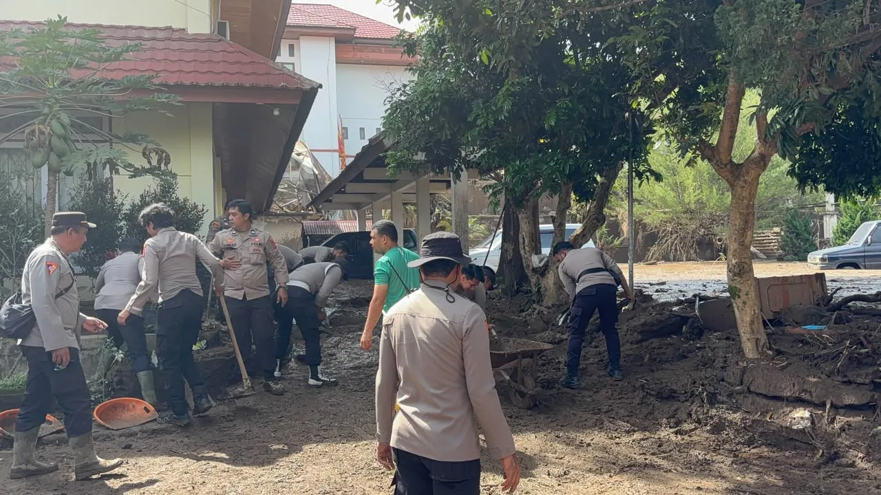 Lumpur Belum Kering, 500 Personel Polri Berjibaku Pulihkan Solok dari Sisa Amukan Galodo