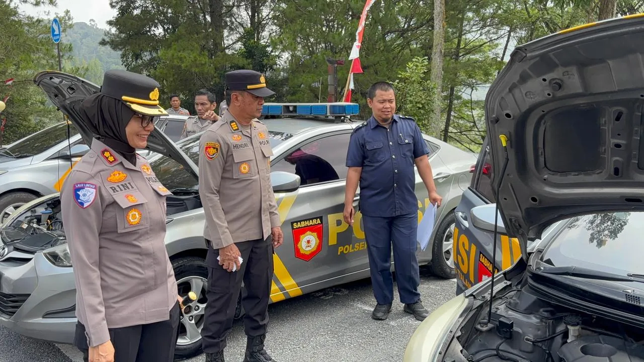 Siap Bergerak Kapan Saja, Kapolres Solok AKBP Rini Anggraini  Periksa Kesiapan Armada Polisi 