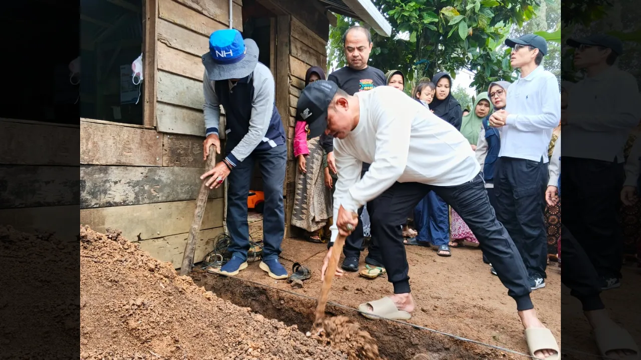 Dari Rumah Lama Menuju Harapan Baru, Bupati Jon Firman Pandu Goro Bangunkan Rumah untuk Zahira