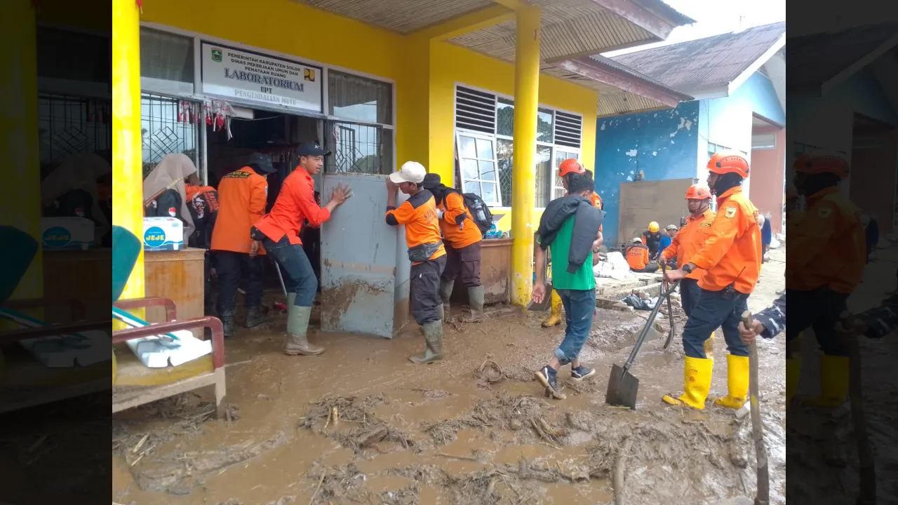 Relawan Tanah Datar Langsung Turun Pulihkan Fasilitas Terdampak Galodo  Begitu Tiba di Solok