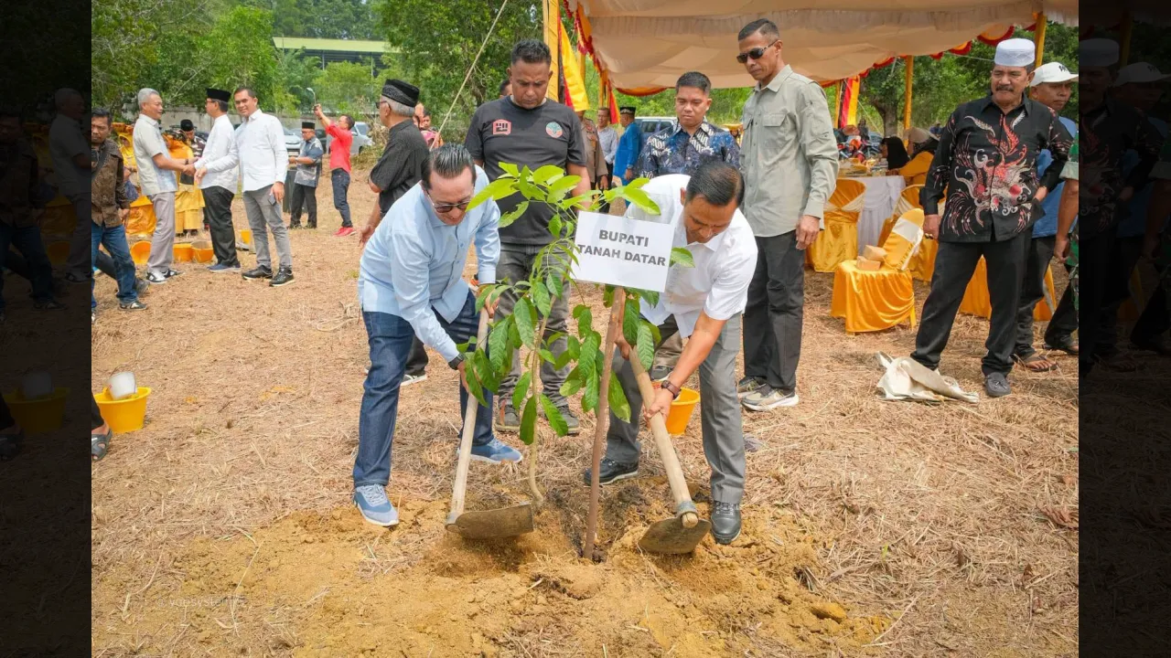 Bupati Eka Putra menanam pohon pelindung di lokasi pembangunan rumah dagang IKTD Tanjung Pinang