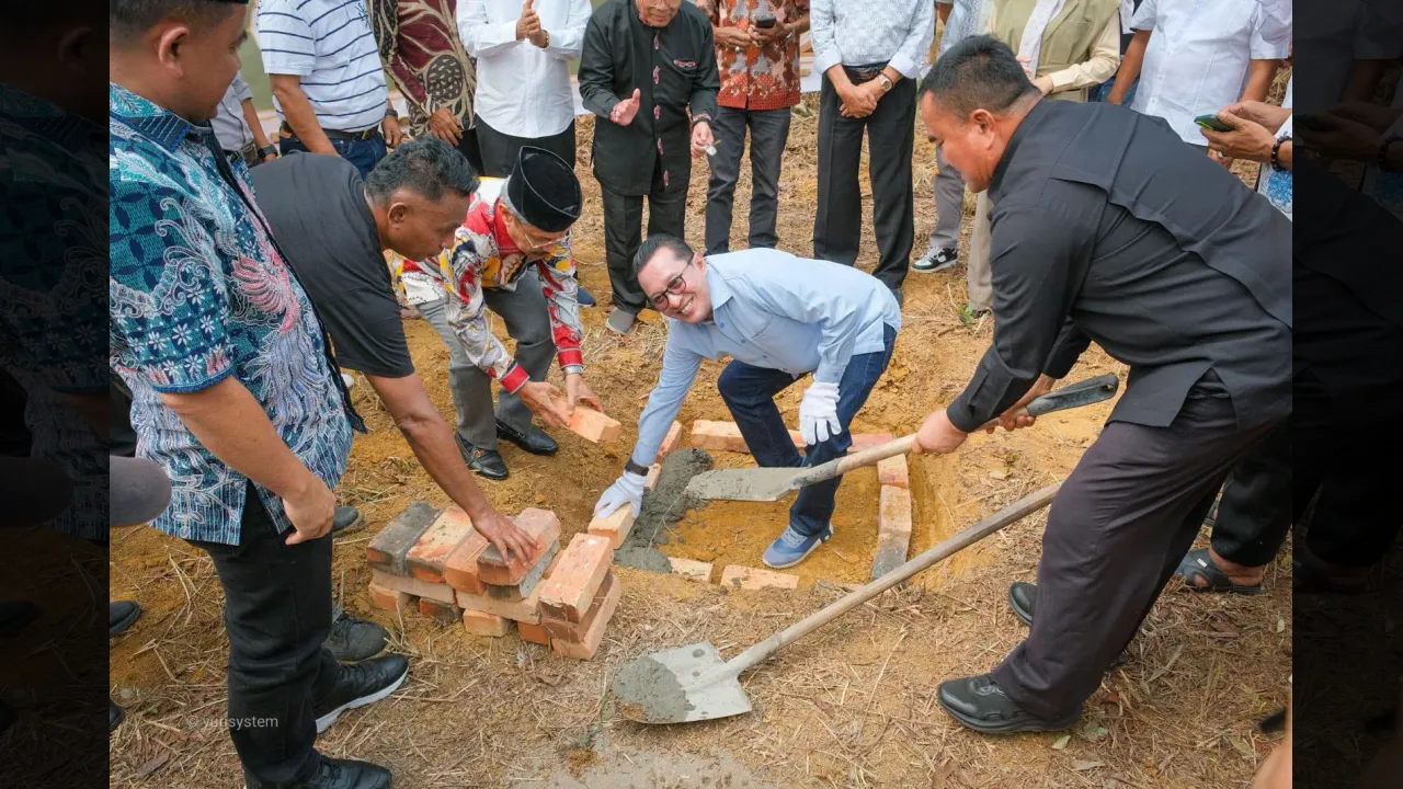 Pembangunan rumah dagang IKTD Tanjung pinang ditandai dengan peletakan batu pertama oleh Bupati Eka Putra