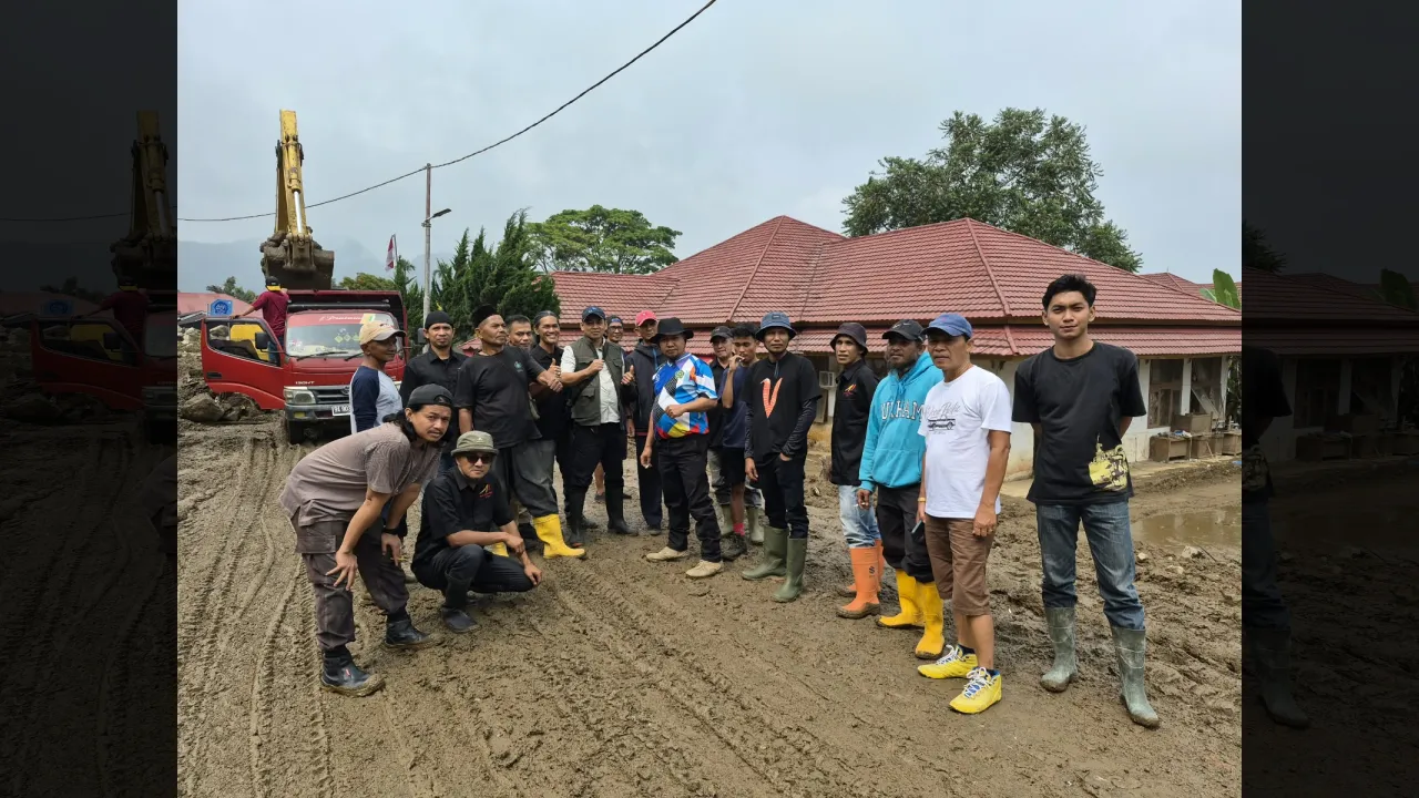 Tak Banyak Bicara, Anak Nagari Salayo Angkat Lumpur di Tengah Duka Arosuka