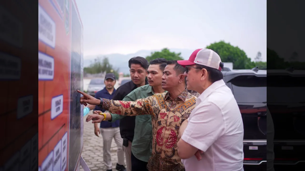 Anggota DPD RI Irman Gusman amati data konrban terdampak bencana Galodo Arosuka