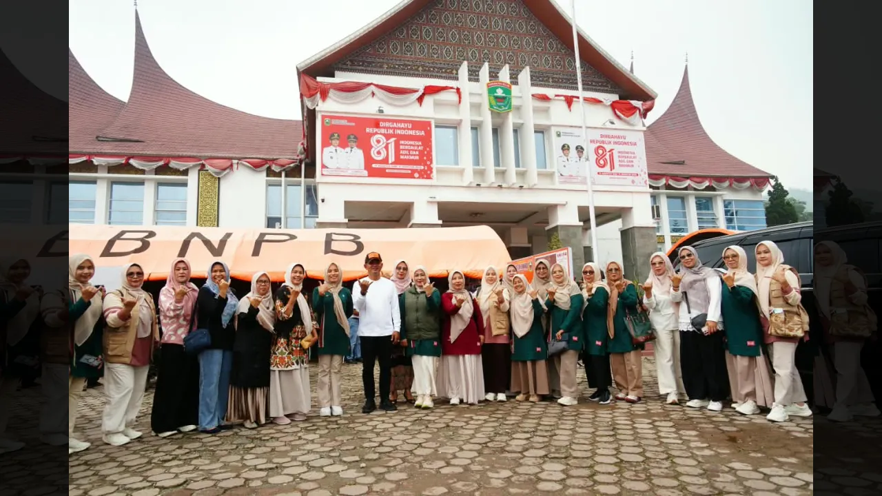 Duka Solok, Duka Bersama! TP-PKK, GOW, DWP dan Bundo Kanduang Tanah Datar Turun Salurkan Bantuan
